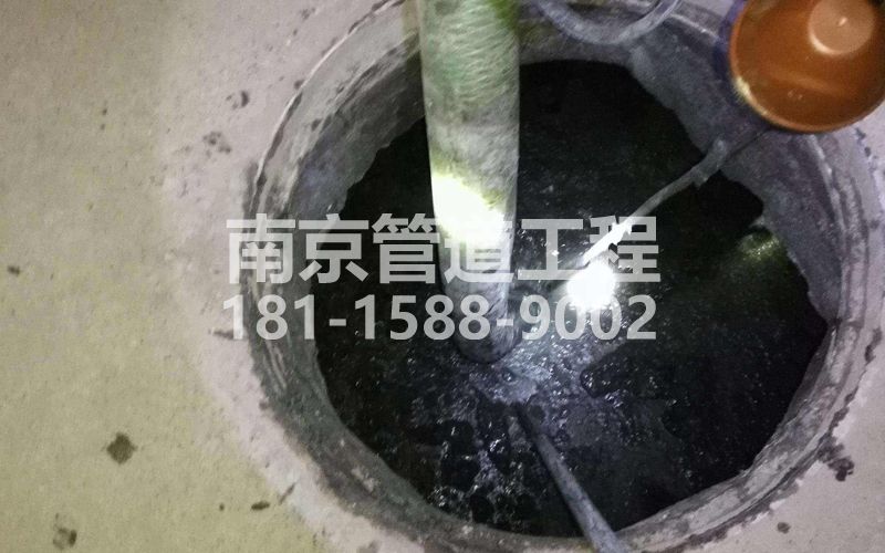 216钟阜路清理化粪池